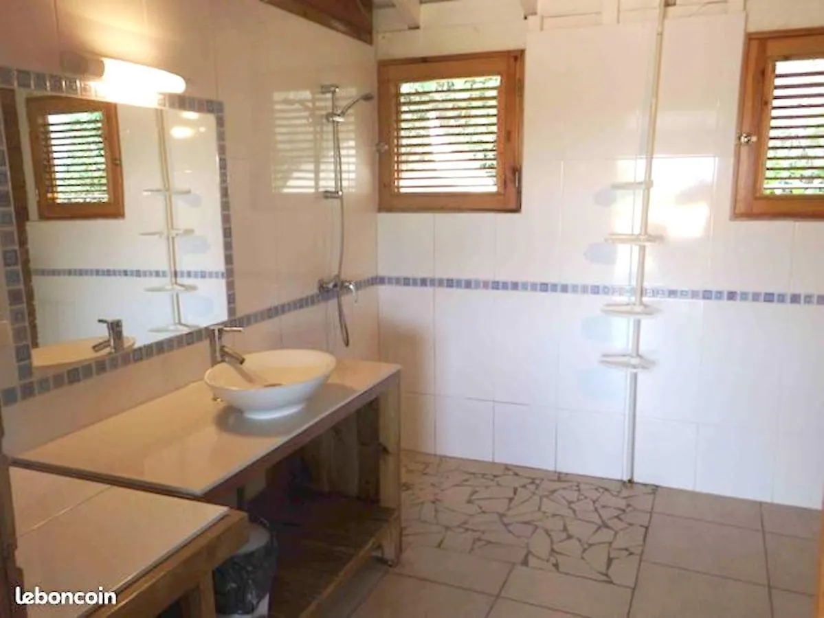 Holiday home Maison En Bord De Mer: Pointe Noire Seaside Retreat with Shared Pool