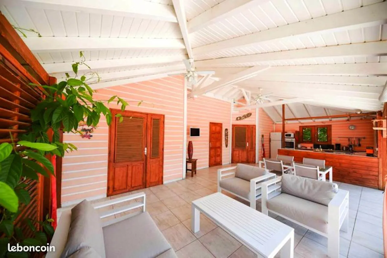 Maison En Bord De Mer: Pointe Noire Seaside Retreat with Shared Pool