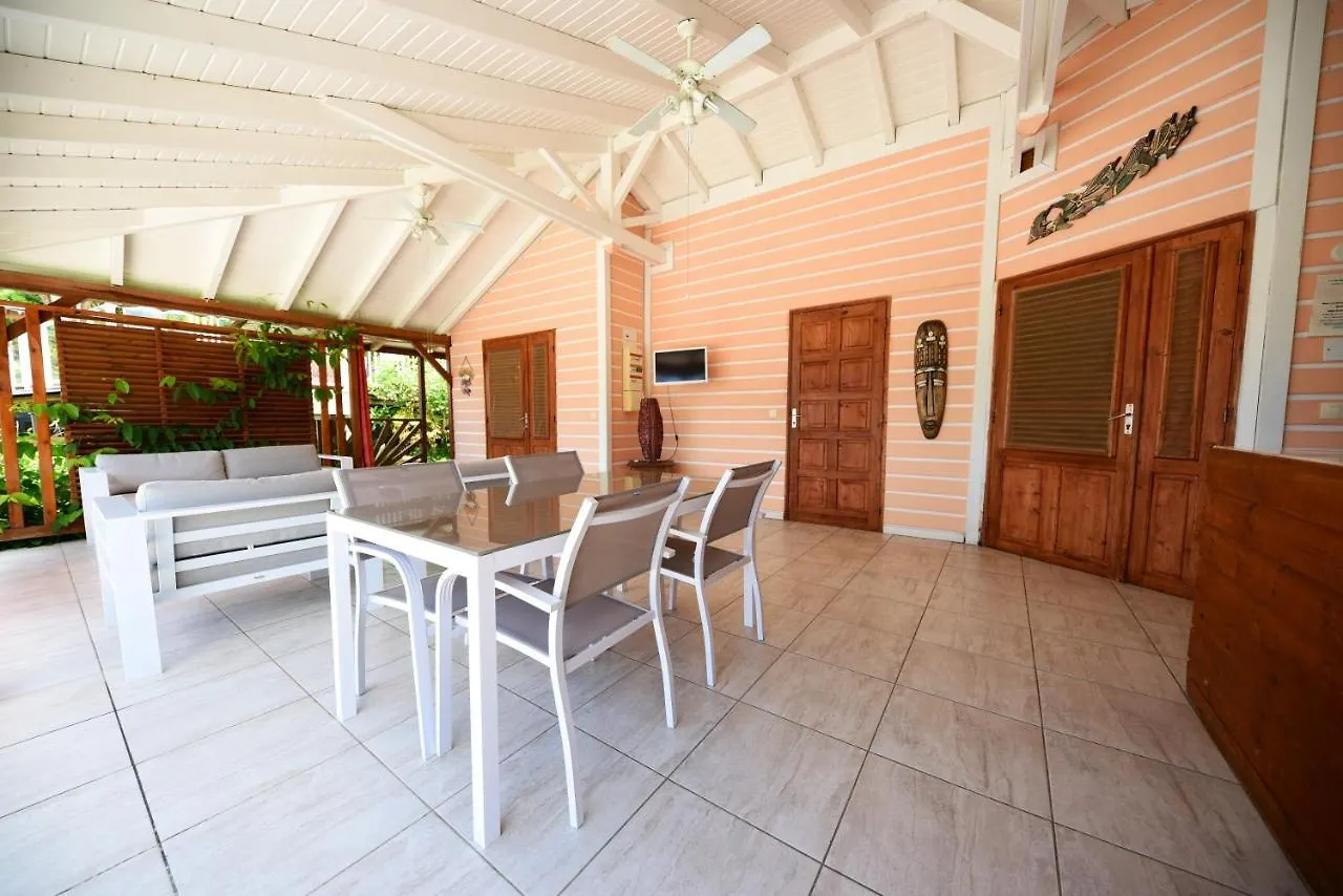 Maison En Bord De Mer: Pointe Noire Seaside Retreat with Shared Pool Holiday home Pointe-Noire